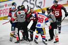 Mikael Seppälä ze Sparty a Jan Stránský z Pardubic při potyčce v semifinále extraligy