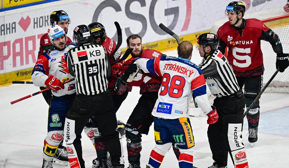 Mikael Seppälä ze Sparty a Jan Stránský z Pardubic při potyčce v semifinále extraligy