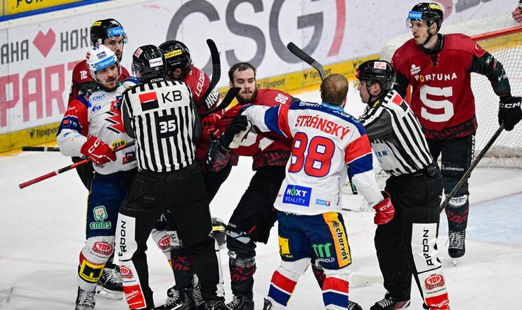 Mikael Seppälä ze Sparty a Jan Stránský z Pardubic při potyčce v semifinále extraligy