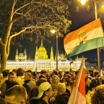Budapešť v noci po volbách: Jedni slaví, druzí ztichli