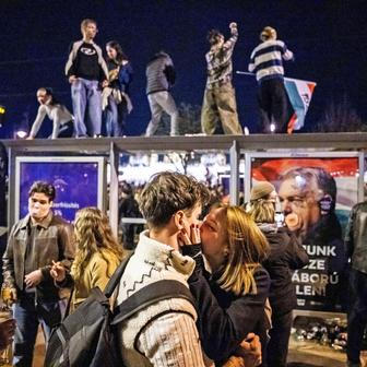 Budapešť v noci po volbách: Jedni slaví, druzí ztichli