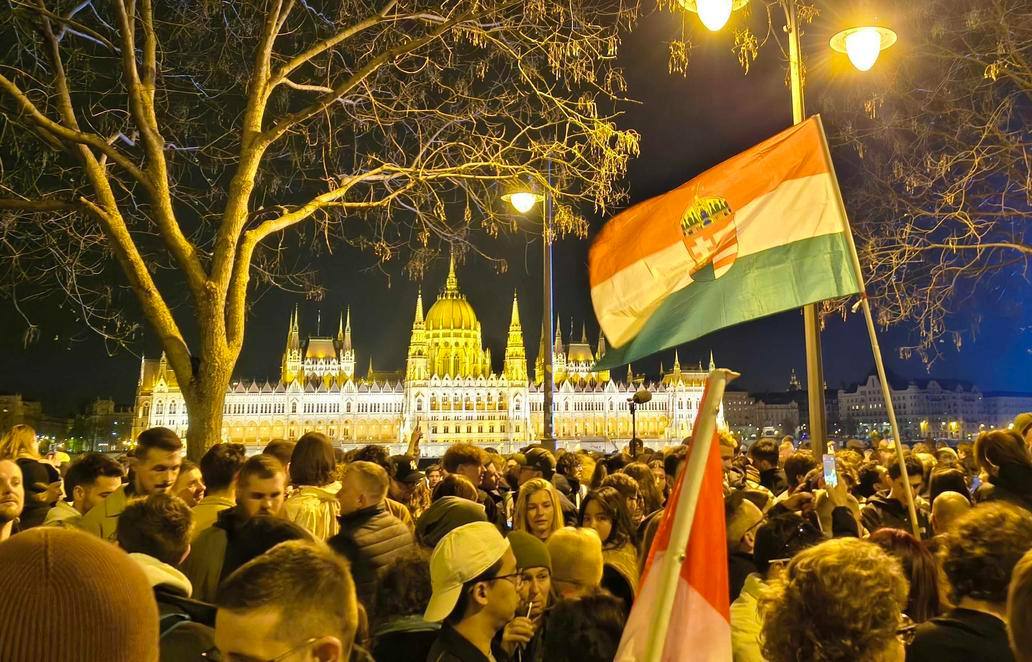 Budapešť v noci po volbách: Jedni slaví, druzí ztichli