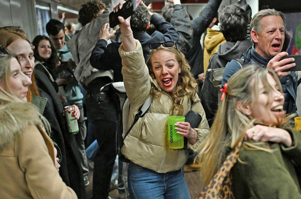 Budapešť v noci po volbách: Jedni slaví, druzí ztichli