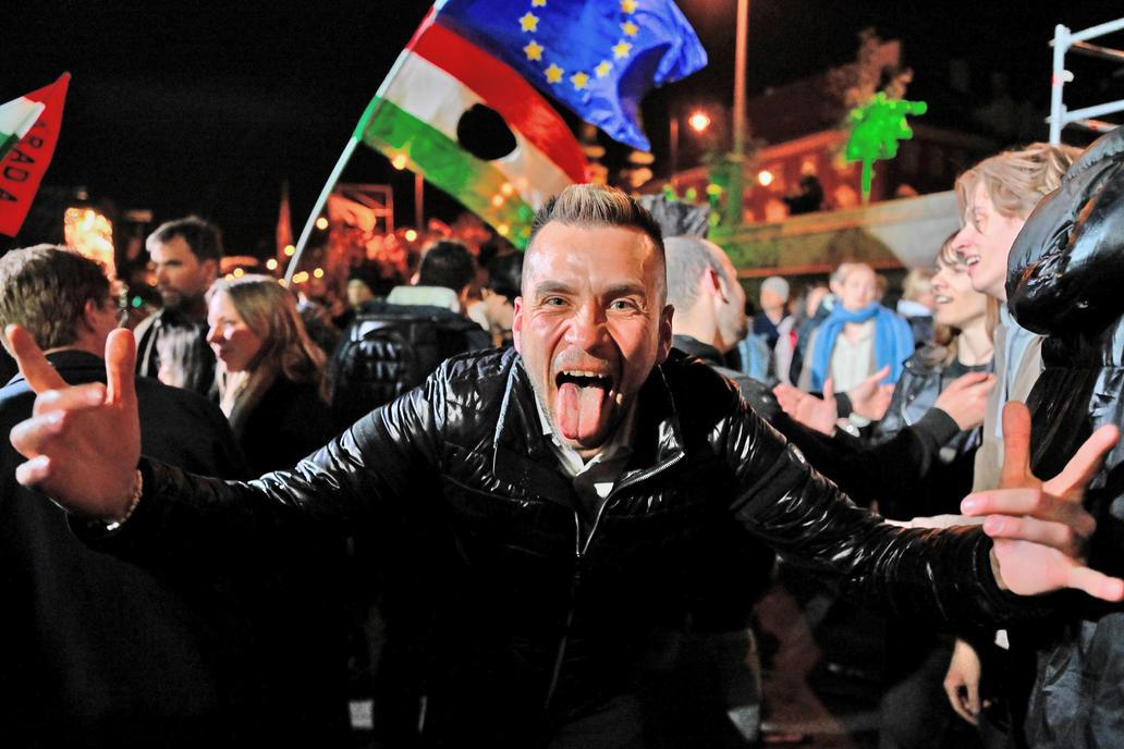 Budapešť v noci po volbách: Jedni slaví, druzí ztichli
