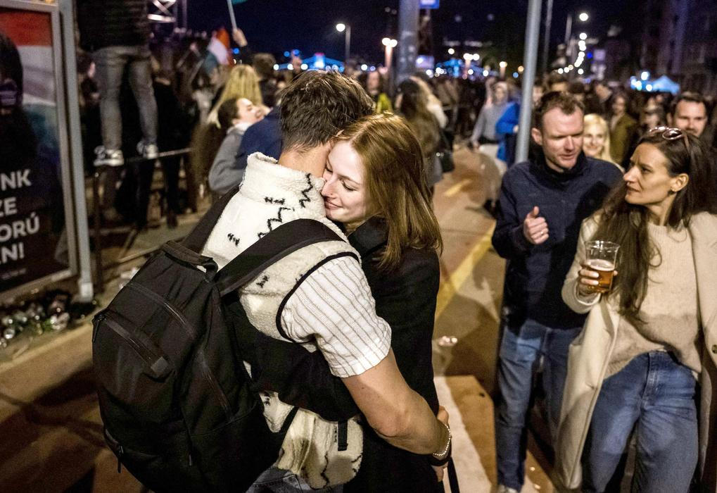 Budapešť v noci po volbách: Jedni slaví, druzí ztichli