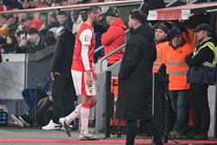 Vyloučený Tomáš Chorý v zápase Slavia Praha - Viktoria Plzeň