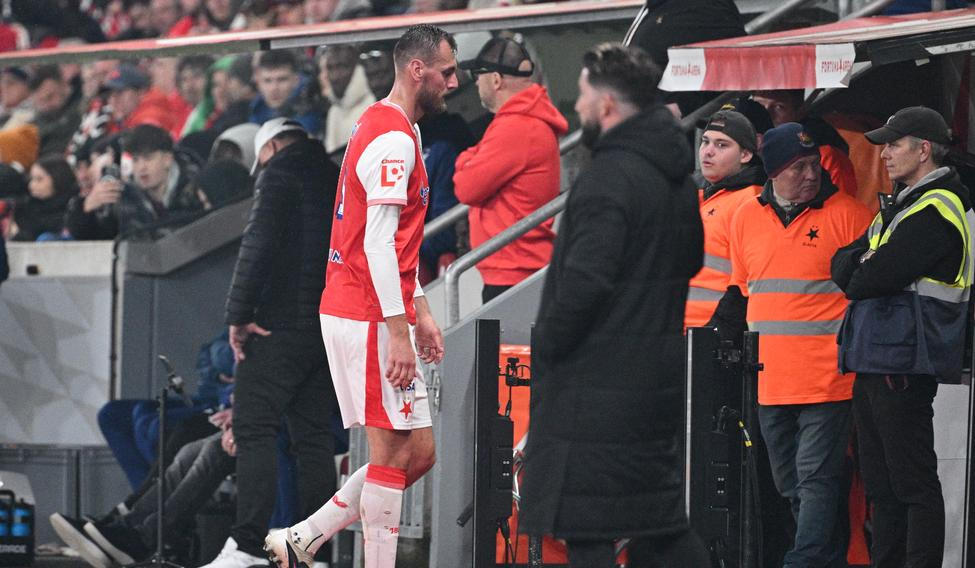 Vyloučený Tomáš Chorý v zápase Slavia Praha - Viktoria Plzeň