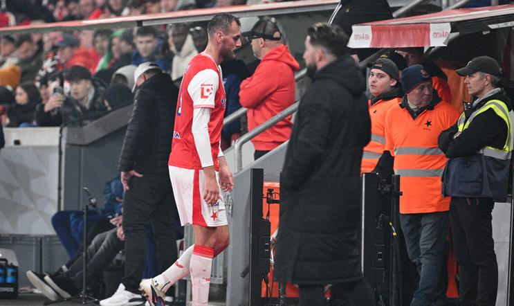 Vyloučený Tomáš Chorý v zápase Slavia Praha - Viktoria Plzeň