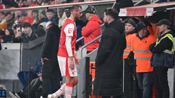 Vyloučený Tomáš Chorý v zápase Slavia Praha - Viktoria Plzeň