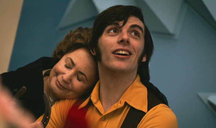 Adam Kubala jako krasobruslař Ondrej Nepela a Jana Nagyová v roli jeho trenérky Hildy Múdré ve filmu Šampión.