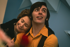 Adam Kubala jako krasobruslař Ondrej Nepela a Jana Nagyová v roli jeho trenérky Hildy Múdré ve filmu Šampión.