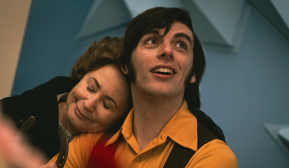 Adam Kubala jako krasobruslař Ondrej Nepela a Jana Nagyová v roli jeho trenérky Hildy Múdré ve filmu Šampión.