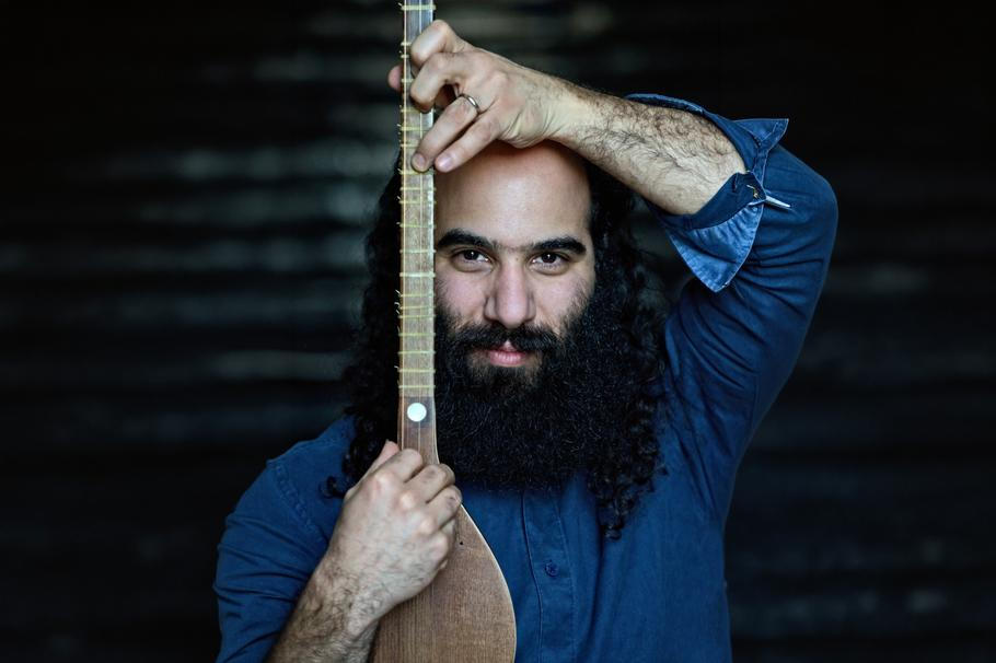 Íránský zpěvák a instrumentalista Kiya Tabassian