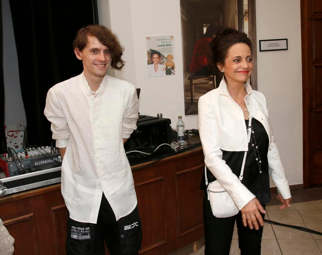 Lucie B?l?, Filip Kratochv?l