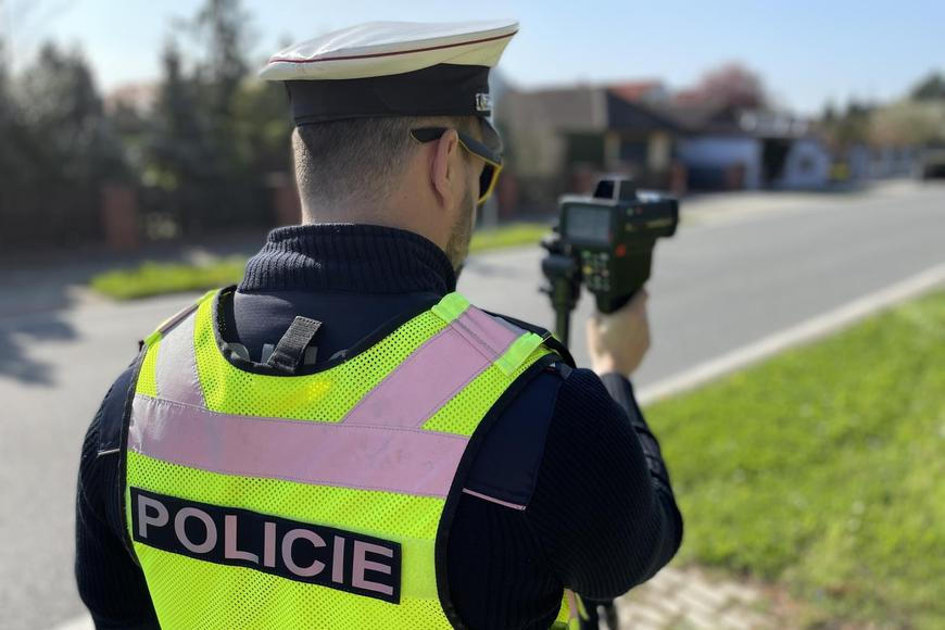 Česko plné policejních radarů. Prohlédněte si více než tisíc míst, kde se zítra měří