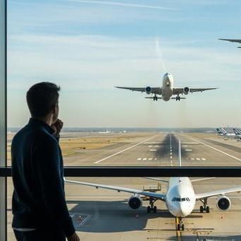 Eva se lehce uvolnila a ramena jí klesla o pár centimetrů. „Ale co když…“ zašeptala ještě.