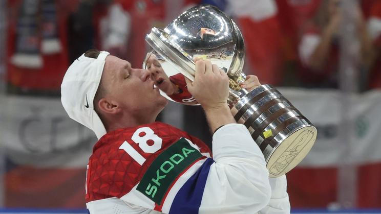 Ondřej Palát s pohárem pro mistry světa po finále MS 2024 Česko - Švýcarsko
