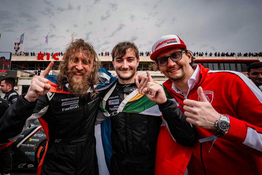 Piloti Bronislav Formánek a Anthony Pretorius slaví spolu s JIřím Mičínkem 