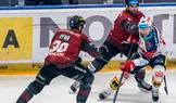 Zleva Tomáš Hyka ze Sparty, Aaron Irving ze Sparty a Roman Červenka z Pardubic v 6. semifinále Sparta -Pardubice