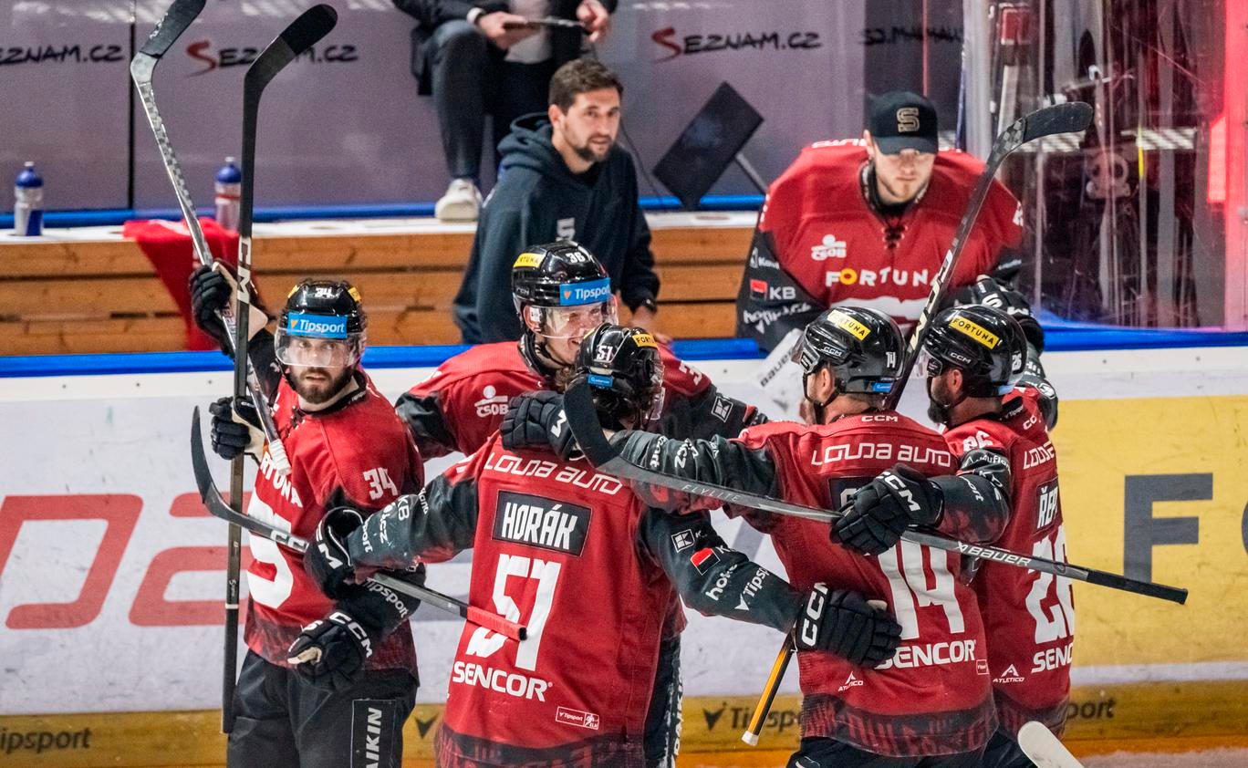 Sparťané slaví branku v 6. semifinále Sparta -Pardubice