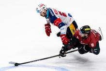 Miloš Kelemen z Pardubic a Mark Pysyk ze Sparty v 6. semifinále Sparta - Pardubice