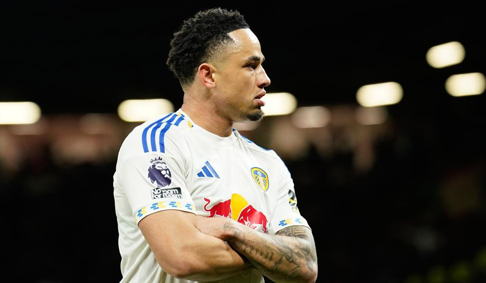 Noah Okafor z Leedsu slaví gól v duelu s Manchesterem United