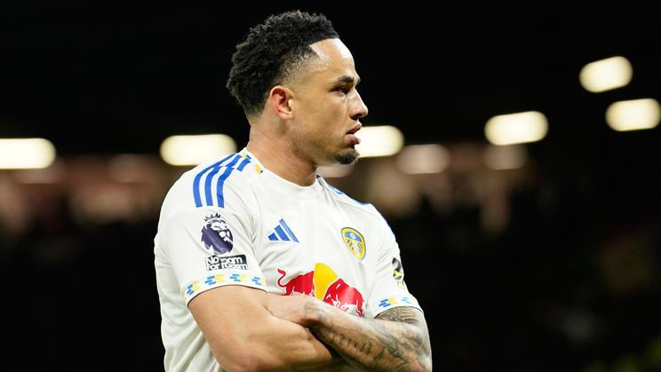 Noah Okafor z Leedsu slaví gól v duelu s Manchesterem United