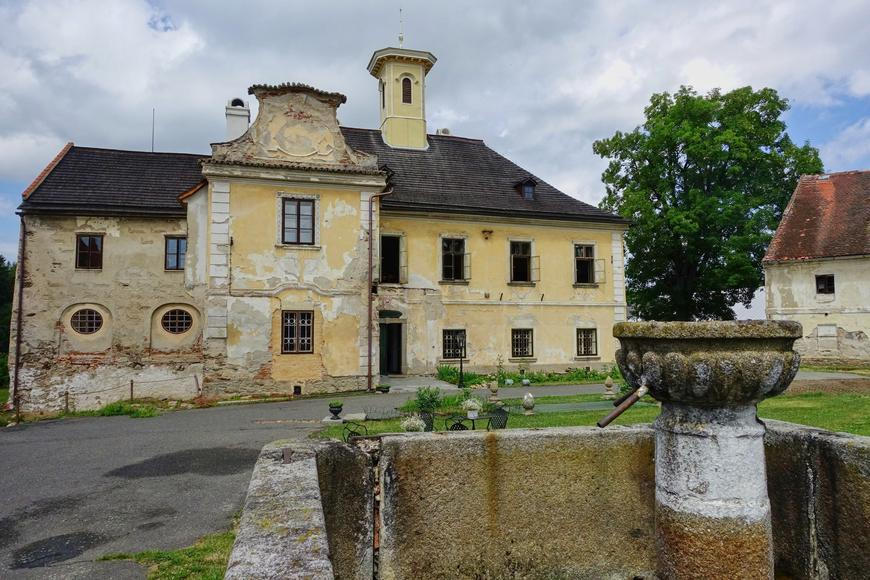 Prodali byt v Praze a odstěhovali se na rozpadlý zámek. Dnes Nemilkov vítá nové hosty