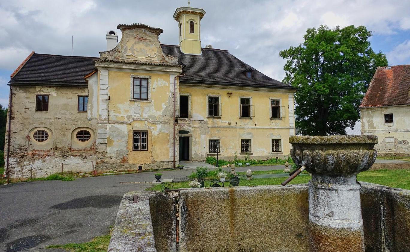 Zámek Nemilkov znovu získal svou původní podobu. 