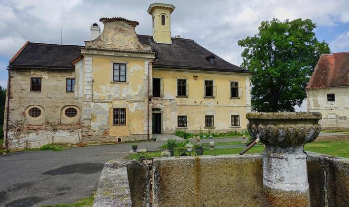 Zámek Nemilkov znovu získal svou původní podobu.