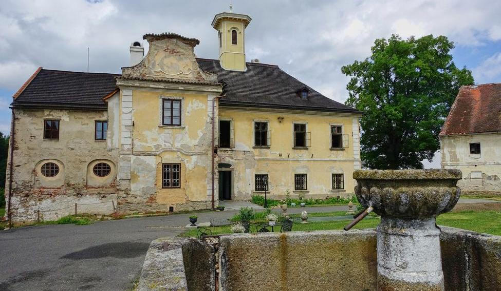 Zámek Nemilkov znovu získal svou původní podobu.