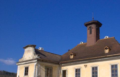 Zámek Nemilkov si za minulého režimu zažil své, než se dostal do rukou současných majitelů.