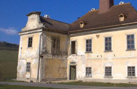 Zámek Nemilkov si za minulého režimu zažil své, než se dostal do rukou současných majitelů.