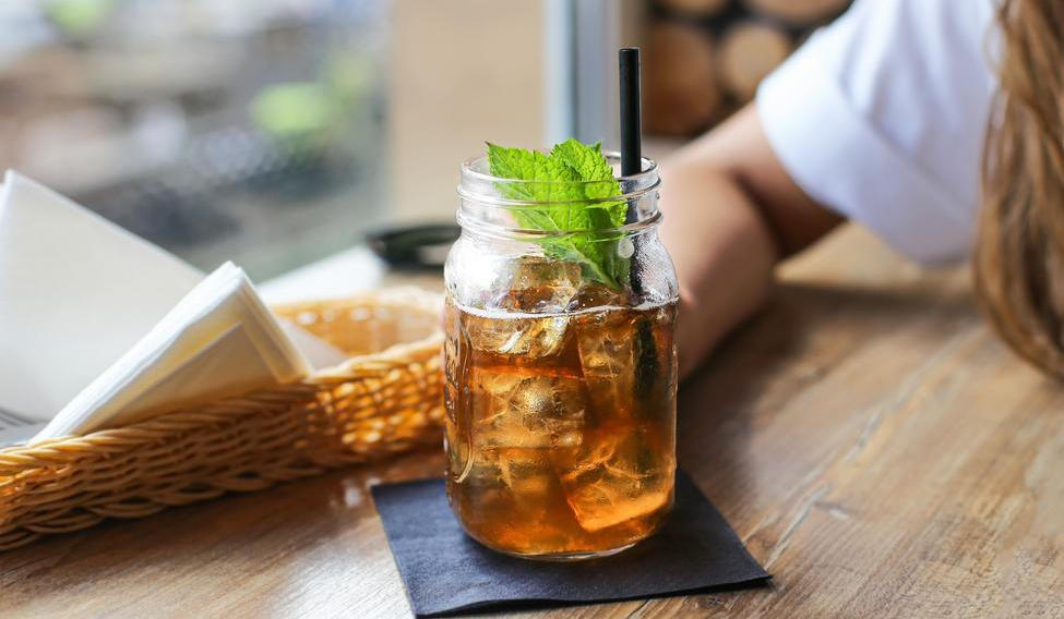 Refreshing,Iced,Tea,In,Glass,Jar,With,Mint,Leaves,And