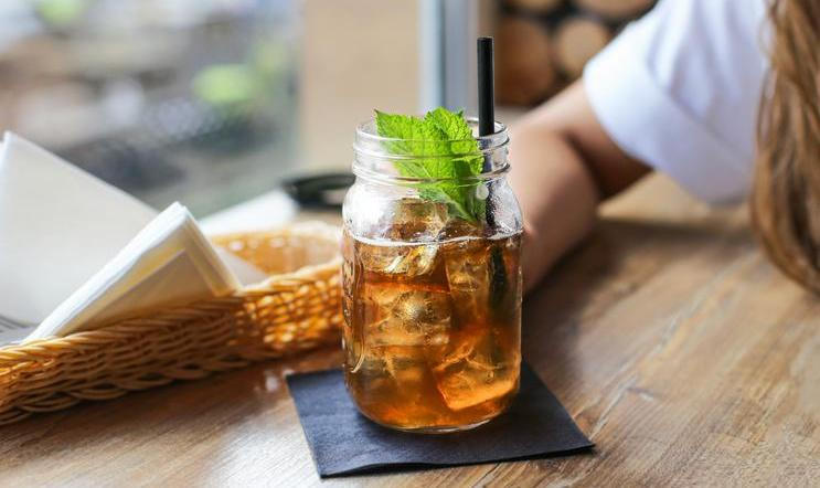 Refreshing,Iced,Tea,In,Glass,Jar,With,Mint,Leaves,And