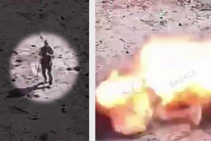 Ruští vojáci v neutrálních uniformách krátce před útokem ruské FPV dronu.