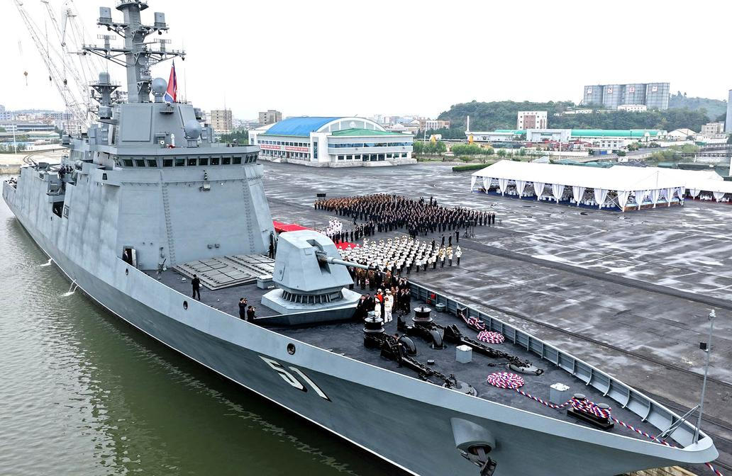 Po šesti měsících úprav od jejího spuštění na vodu představilo námořnictvo na slavnostním ceremoniálu v dubnu 2025 změny a vylepšení své největší nové válečné lodi třídy Čche Hjon.