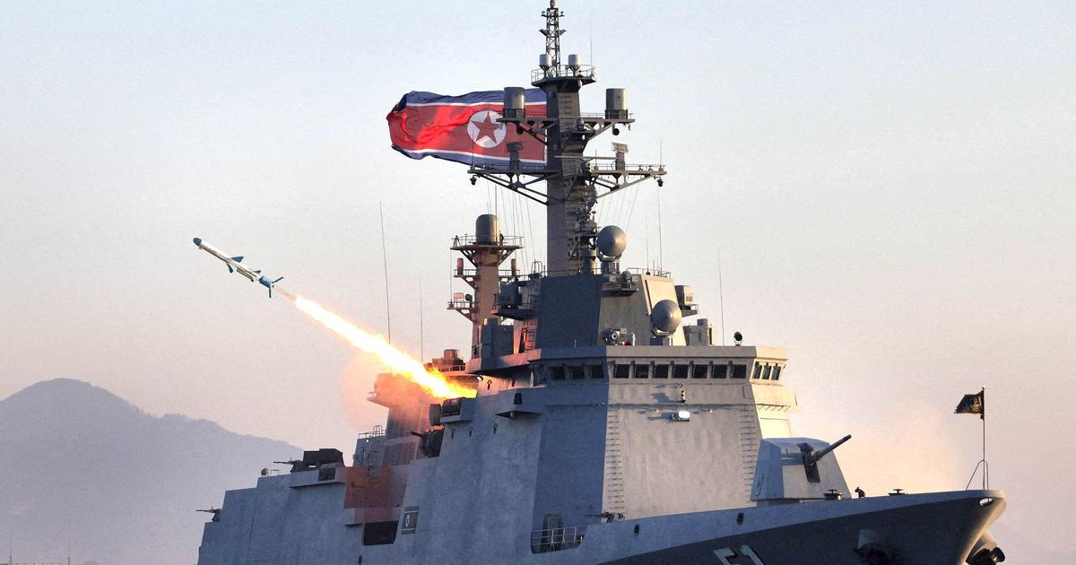 Nová válečná loď v akci: Severní Korea testovala rakety, Kim byl u toho