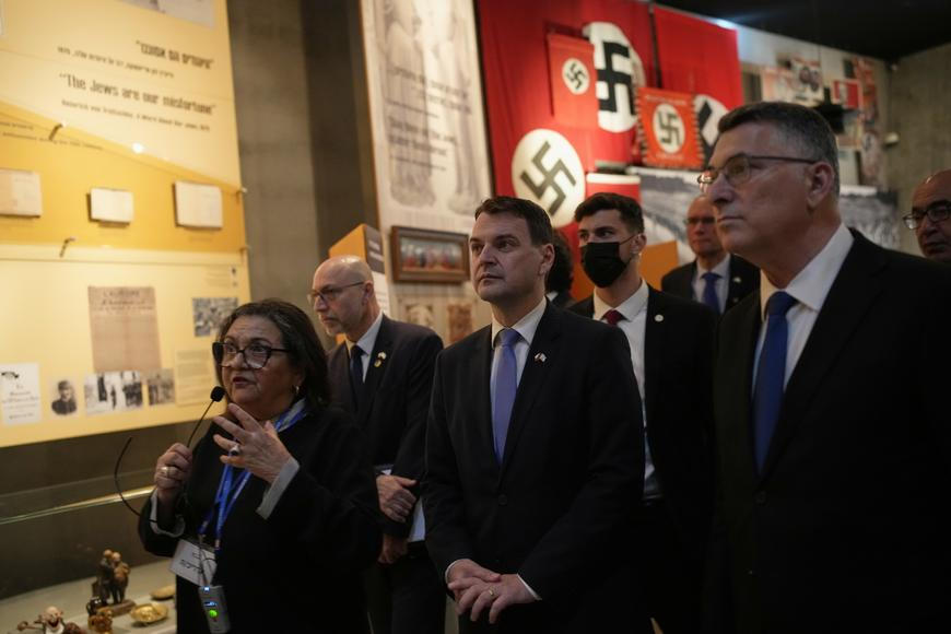 Macinka navštívil Izrael a uctil památku obětí holokaustu