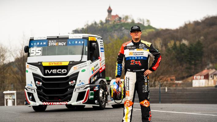 Adam Lacko pózuje v Mostě s truckem Iveco, s nímž se letos vrátí do ME tahačů na okruzích