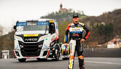 Adam Lacko pózuje v Mostě s truckem Iveco, s nímž se letos vrátí do ME tahačů na okruzích