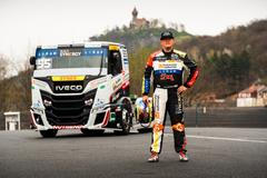 Adam Lacko pózuje v Mostě s truckem Iveco, s nímž se letos vrátí do ME tahačů na okruzích