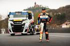 Adam Lacko pózuje v Mostě s truckem Iveco, s nímž se letos vrátí do ME tahačů na okruzích