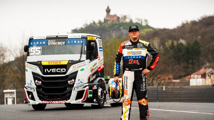 Adam Lacko pózuje v Mostě s truckem Iveco, s nímž se letos vrátí do ME tahačů na okruzích