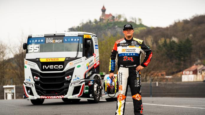 Adam Lacko pózuje v Mostě s truckem Iveco, s nímž se letos vrátí do ME tahačů na okruzích