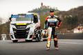 Adam Lacko pózuje v Mostě s truckem Iveco, s nímž se letos vrátí do ME tahačů na okruzích