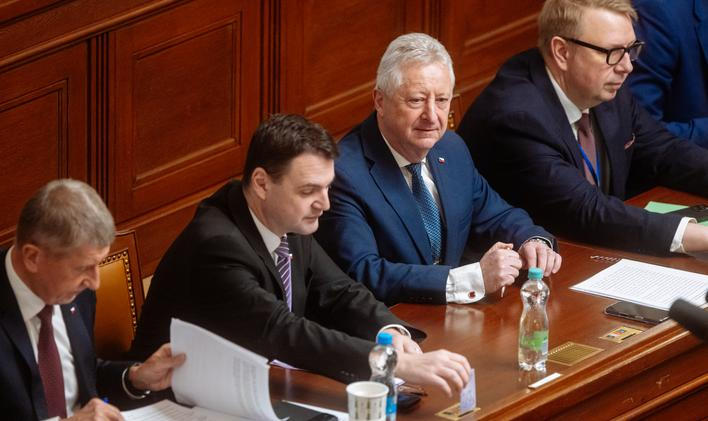 Jaromír Zůna (třetí zleva) je v současné vládě Andreje Babiše jedním z ministrů, jejichž pozice je velmi slabá. Potíže musí řešit hned od prvních dnů ve funkci. Teď je ve středu pozornosti opět kvůli nepovolení vydat rozhovor s Petrem Pavlem.