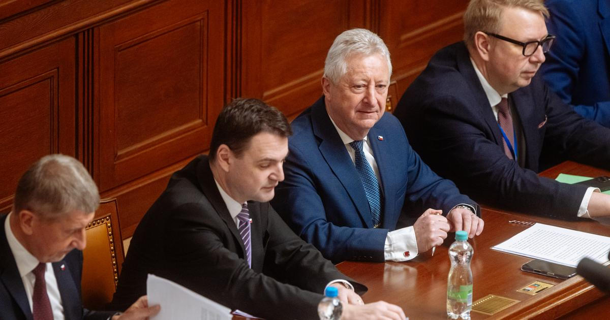 A zase ta videa. Po koberečku u Okamury drtí Zůnu natáčení u prezidenta