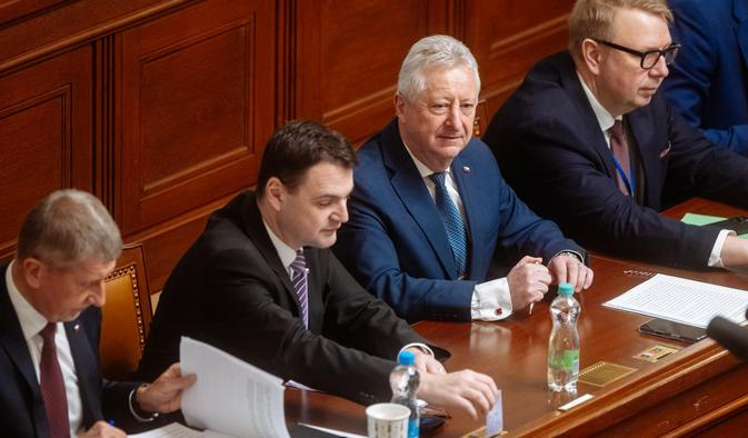 Jaromír Zůna (třetí zleva) je v současné vládě Andreje Babiše jedním z ministrů, jejichž pozice je velmi slabá. Potíže musí řešit hned od prvních dnů ve funkci. Teď je ve středu pozornosti opět kvůli nepovolení vydat rozhovor s Petrem Pavlem.