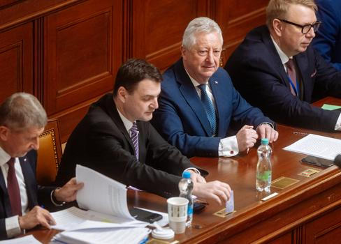 Jaromír Zůna (třetí zleva) je v současné vládě Andreje Babiše jedním z ministrů, jejichž pozice je velmi slabá. Potíže musí řešit hned od prvních dnů ve funkci. Teď je ve středu pozornosti opět kvůli nepovolení vydat rozhovor s Petrem Pavlem.